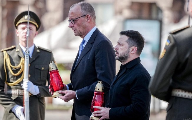 Ao lado do presidente ucraniano Volodimir Zelenski (dir.), Friedrich Merz prestou homenagem aos soldados ucranianos mortos na guerra