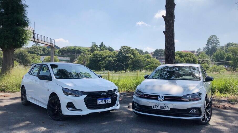 Chevrolet Onix RS e VW Polo GTS: duas entre as poucas opções de hatches compactos com apelo esportivo no Brasil