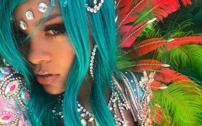 Fãs de Rihanna pegam photoshop em foto da cantora com fantasia provocante e a questionam sobre o caso