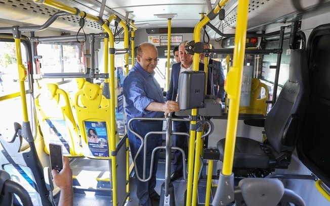 Governador Ibaneis Rocha entrega mais 78 ônibus novos à população do DF