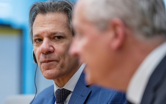 Os ministros da Fazenda do Brasil, Fernando Haddad (E),  e da França, Bruno Le Maire defendem uma série de passos para implementar uma taxação internacional de impostos mais justa