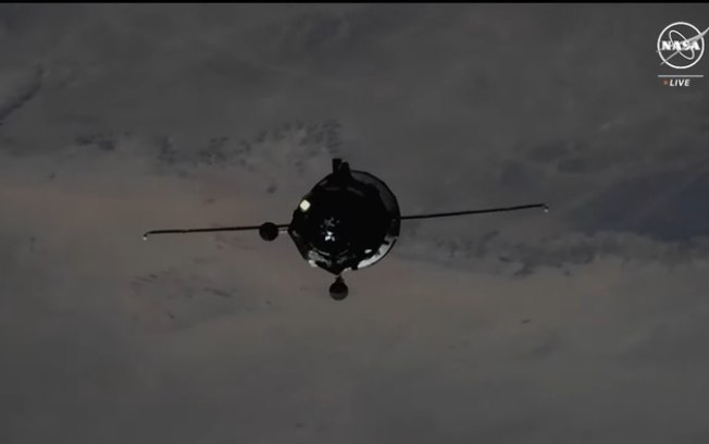 Nave espacial Progress é acoplada à ISS com ajuda de astronauta