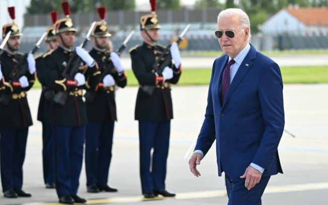 O presidente dos Estados Unidos, Joe Biden, desembarca em Paris
