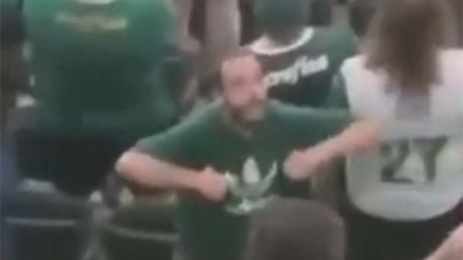 Palmeiras bane torcedor por ato racista em jogo da Libertadores Palmeiras bane torcedor por ato racista em jogo da Libertadores