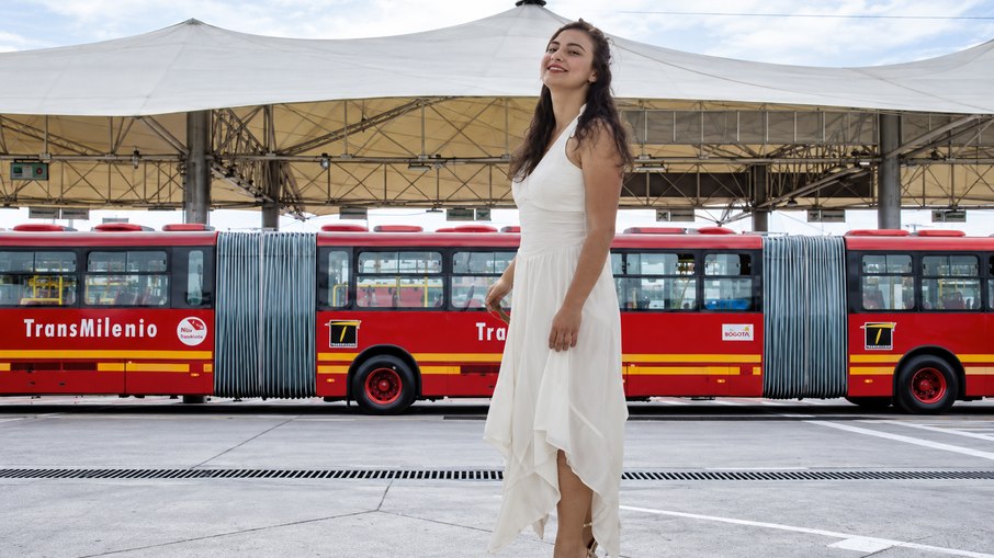 Yeline Lizbeth Patiño se casou com a linha A60/F60 do TransMilenio, sistema de ônibus de Bogotá Yeline Lizbeth Patiño se casou com a linha A60/F60 do TransMilenio, sistema de ônibus de Bogotá
