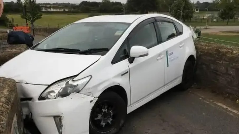 Toyota Prius de Uber interdita ponte de 600 anos