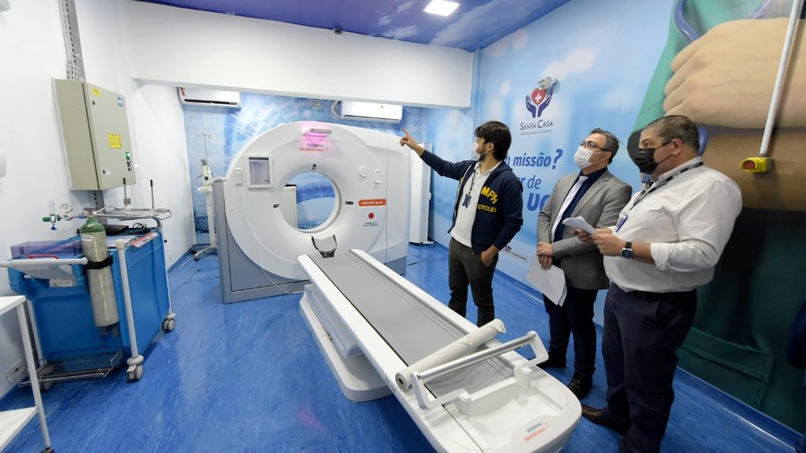 O novo tomógrafo da Siemens, digital, tridimensional, de 64 canais, tem capacidade para realizar cerca de 400 exames mensais de alta qualidade com precisão de imagens. O novo tomógrafo da Siemens, digital, tridimensional, de 64 canais, tem capacidade para realizar cerca de 400 exames mensais de alta qualidade com precisão de imagens.