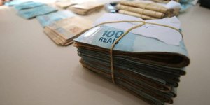 Homem é preso com R$100 mil em espécie e carro importado na Bahia