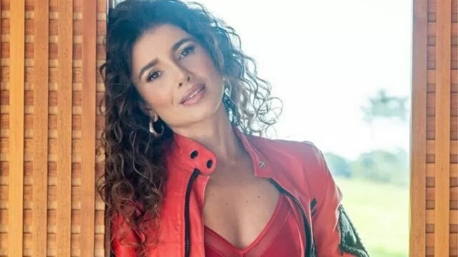 A cantora compartilhou o ensaio sensual nas redes socias