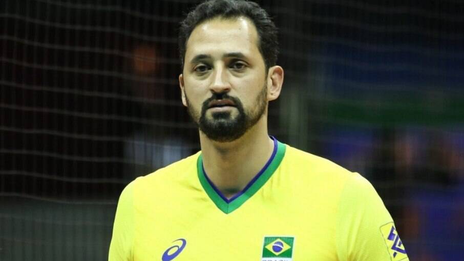 Mauricio Souza com a camisa do Brasil durante partida de vôlei