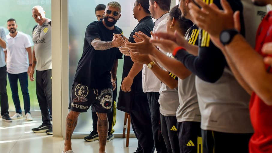 Gabigol é recebido de volta ao CT do Flamengo