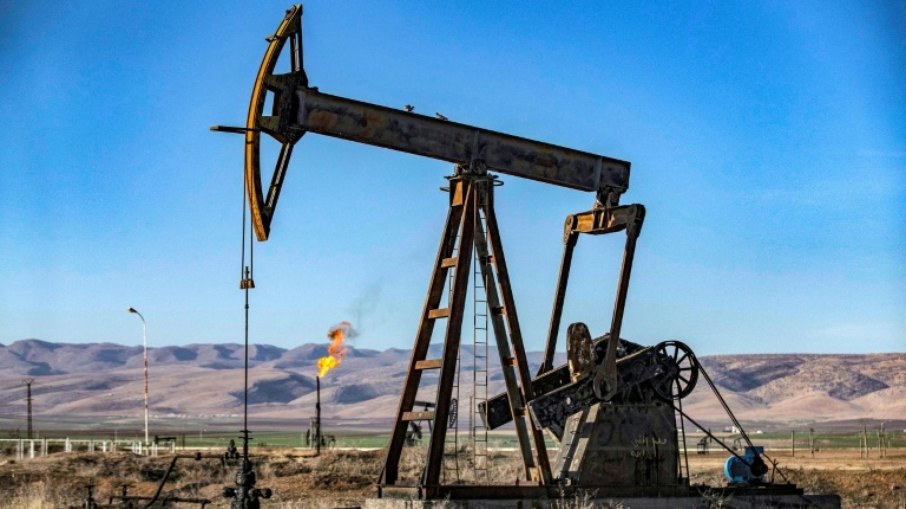 Uma bomba de óleo em um campo de petróleo perto da cidade de Al Qahtaniyah, no nordeste da Síria, em 18 de dezembro de 2022