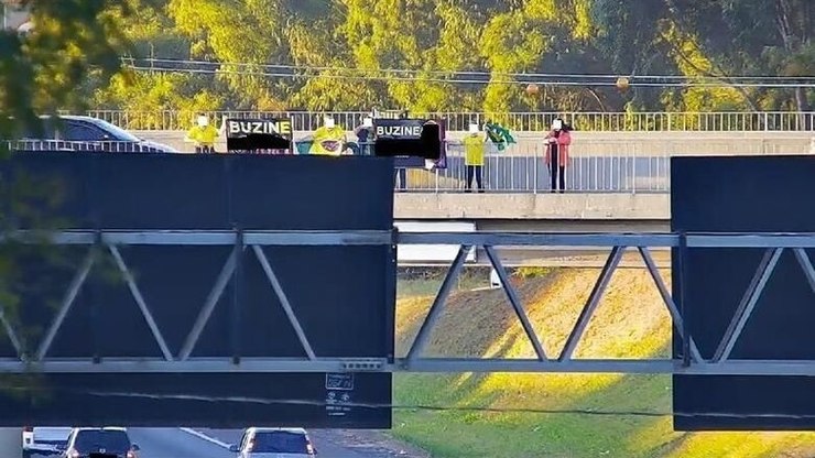 Manifestantes pró-Bolsonaro fazem manifestação em viaduto de São Carlos