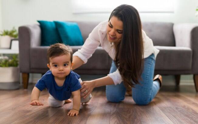 8 dicas para estimular o bebê a engatinhar