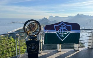 Fluminense leva taça do Mundial de Clubes ao Pão de Açúcar