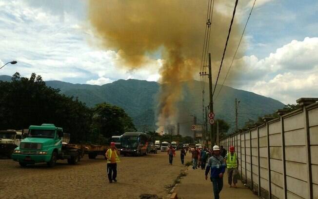 Explosão atingiu galpão da Vale Fertilizante, no Polo Industrial de Cubatão; rodovia teve de ser interditada