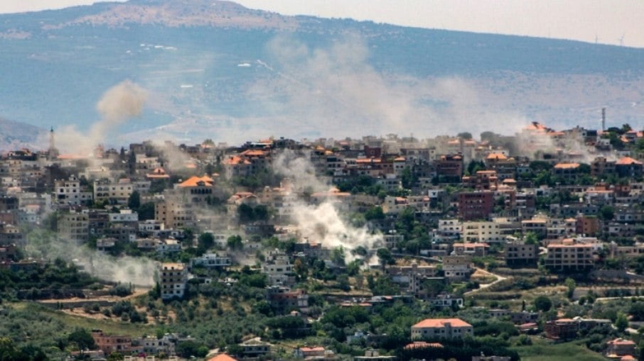 Colunas de fumaça se erguem de um povoado fronteiriço libanês depois de um ataque israelense em 1º de junho de 2024