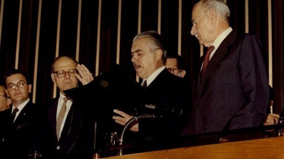 José Sarney presta juramento de posse em sessão do Congresso de 15 de março de 1985