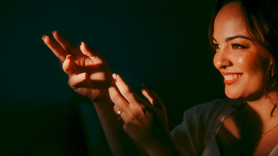 Julia Freitas lança 'Presente', single lúdico e cinematográfico Julia Freitas lança 'Presente', single lúdico e cinematográfico