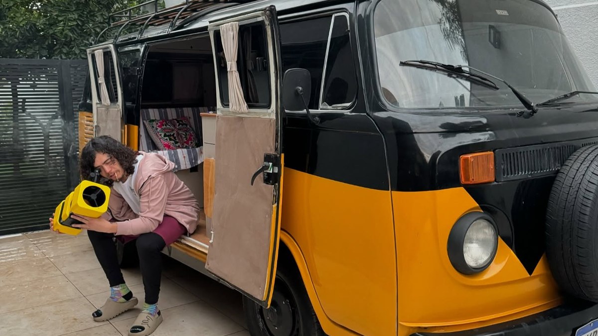 Kombi ocupa o lado mais afetivo da garagem de Whindersson Nunes e é ligada por ele à liberdade de pegar a estrada