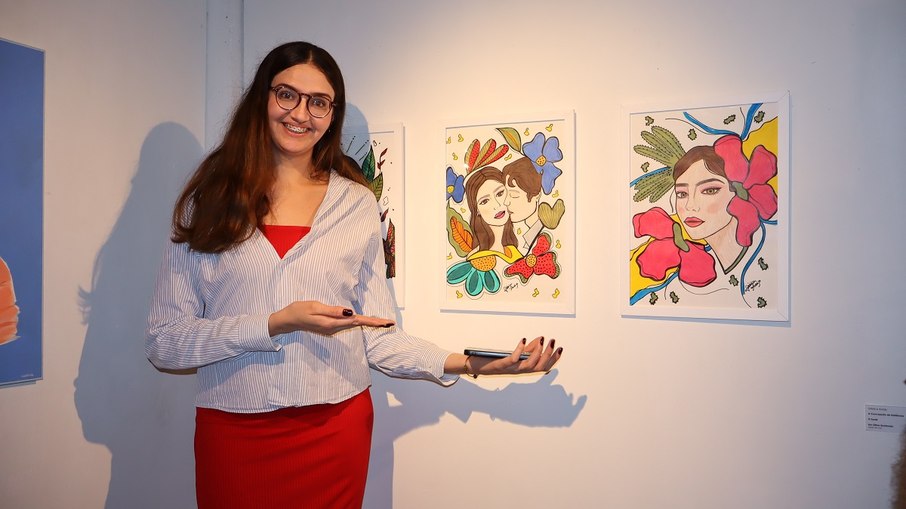 Artista Jéssica ao lado de suas obras Artista Jéssica ao lado de suas obras