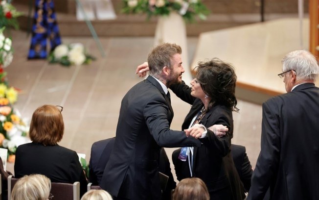 David Beckham cumprimenta Nancy Dell'Olio, ex-namorada de Sven-Goran Eriksson, cujo funeral foi realizado nesta sexta-feira, 13 de setembro, na Igreja Fryksande, em Torsby, sudoeste da Suécia.