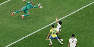 Brasil vira contra o Japão e avança para as oitavas da Copa