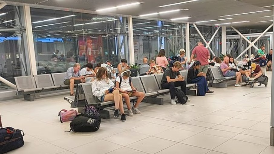 Pane trava voos no Reino Unido e passageiros dormem nos saguões Pane trava voos no Reino Unido e passageiros dormem nos saguões