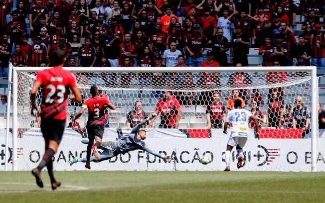 Avaí venceu o Athletico-PR dentro da Arena da Baixada