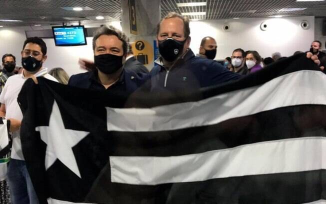 Bandeira do Botafogo, fotos com torcedores e 20 reais: a chegada de John Textor ao Rio de Janeiro