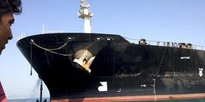 Irã ameaça destruir produção de petróleo dos países do Golfo