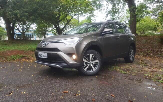 Toyota RAV4 aposta em suas características conservadoras para conquistar os fãs da marca