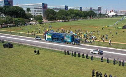 Bolsonaristas protestam contra Flávio Dino no STF