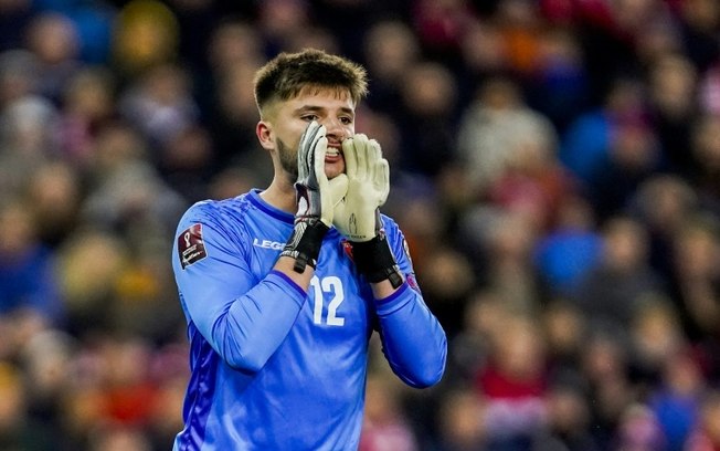 Matija Sarkic durante a partida das Eliminatórias para a Copa do Mundo do Catar 2022 entre Noruega e Montenegro, em 11 de outubro de 2021, em Oslo