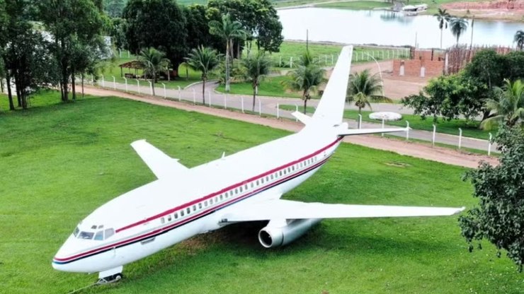 Avi%C3%A3o%20aparece%20em%20fazenda%20e%20intriga%20quem%20passa%20por%20rodovia%20em%20Goi%C3%A1s