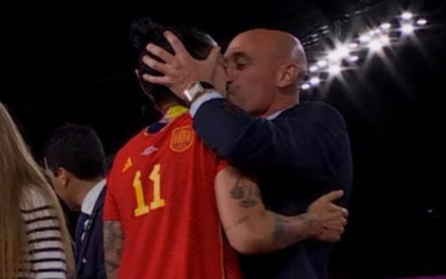 Beijo forçado de Rubiales na jogadora Hermoso, da Espanha
