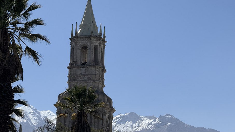 Vulcão Chachani no horizonte da cidade de Arequipa