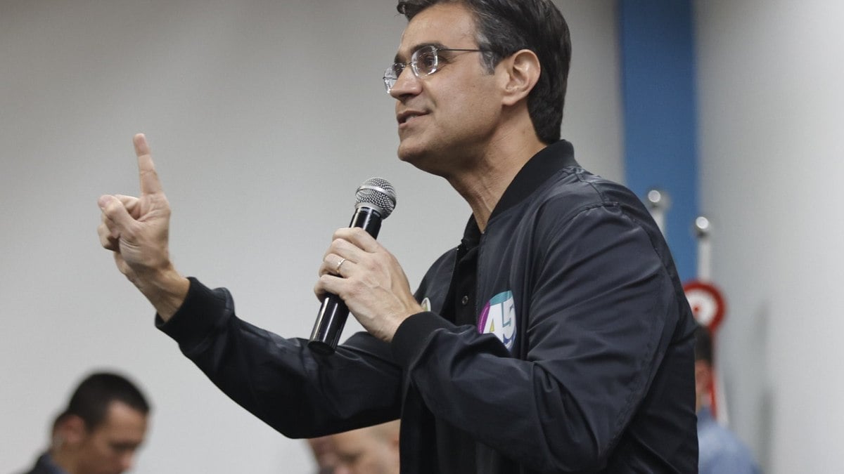 Rodrigo Garcia durante discurso para os partidos da coligação