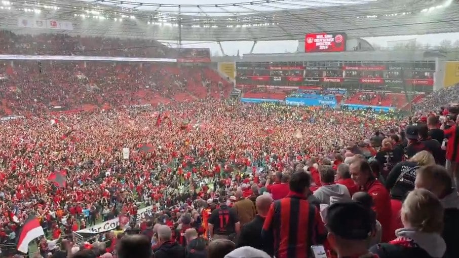 Torcida do Bayer Leverkusen celebrou a conquista no gramado da BayArena