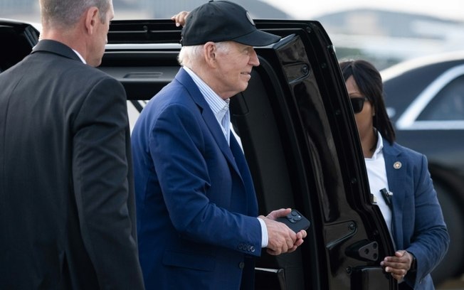 O presidente americano, Joe Biden, antes de embarcar no avião Air Force One rumo à França