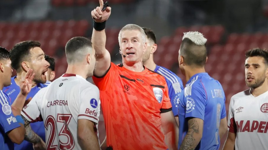 Anderson Daronco se envolve em polêmica na partida entre Universidad de Chile e Lanús