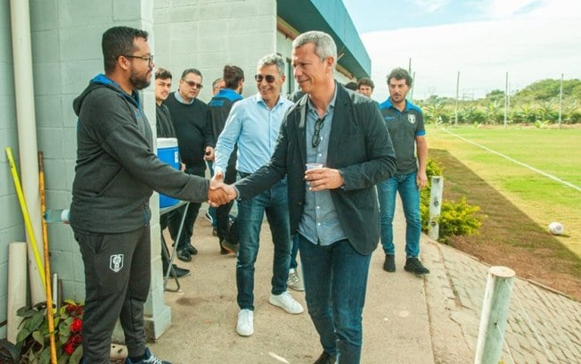 Resende recebe visita de diretor do futebol do Lyon