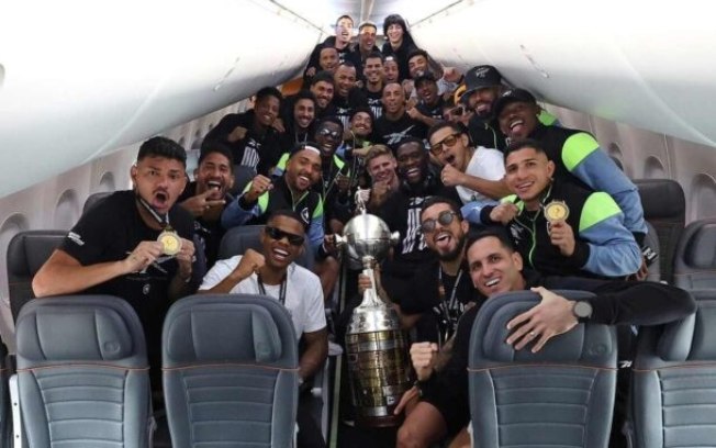 Jogadores campeões do Botafogo embarcam rumo ao Rio para a festa Jogadores campeões do Botafogo embarcam rumo ao Rio para a festa