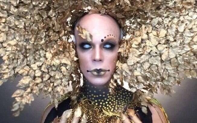 Ouro e poder nesse look de Ikaro