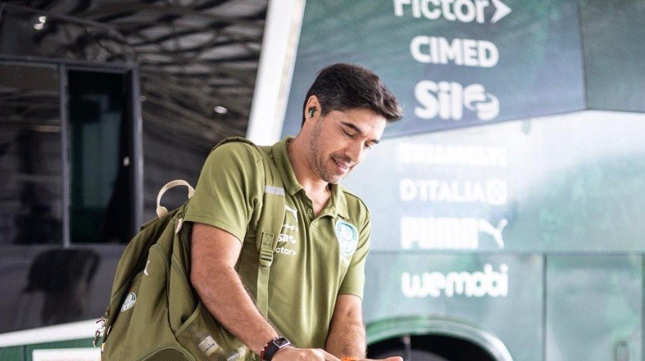 Abel Ferreira no embarque do Palmeiras para Porto Alegre Abel Ferreira no embarque do Palmeiras para Porto Alegre