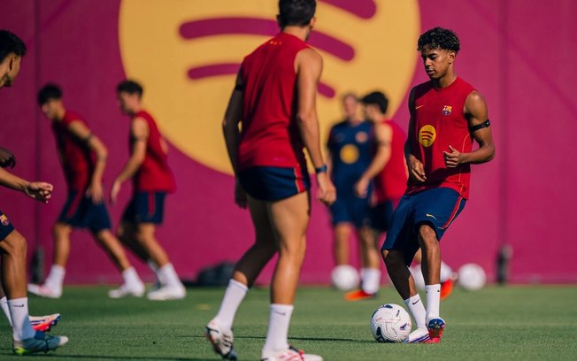 Jogadores do Barcelona durante treinamento da equipe
