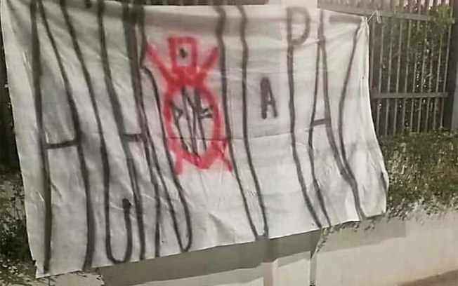Faixa em frente à residência de Osmar Stabile, presidente do Corinthians Faixa em frente à residência de Osmar Stabile, presidente do Corinthians