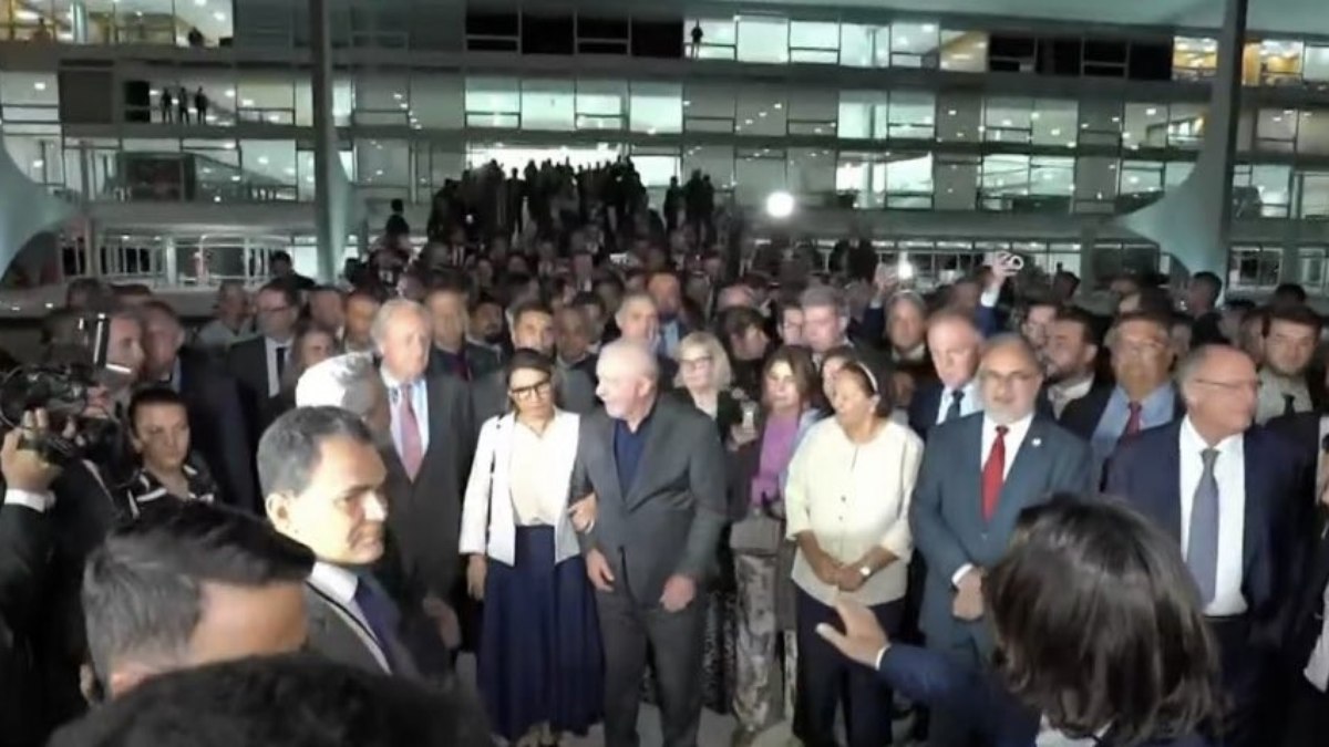 Lula e os governadores caminhando até a sede do Supremo