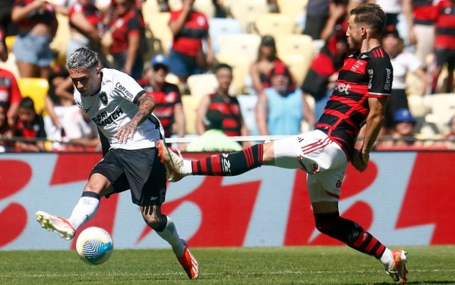 Empresa contratada por John Textor indica gol irregular na vitória do Botafogo sobre o Flamengo