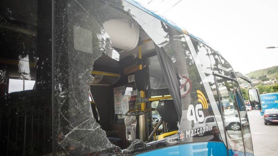 Janela destruída em troca de tiros durante assalto a ônibus em São Gonçalo 